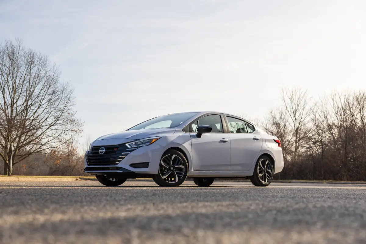 Nissan випустив найкращий дешевий седан: Versa варта кожної витраченої копійки
