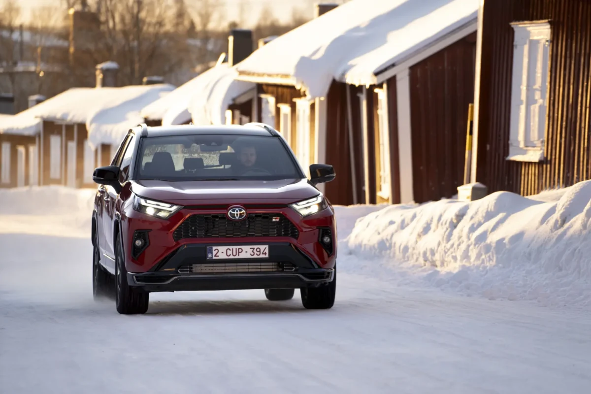 Оновлений Toyota RAV4 2026 року вперше помічений без захисного камуфляжу: він уже розчаровує