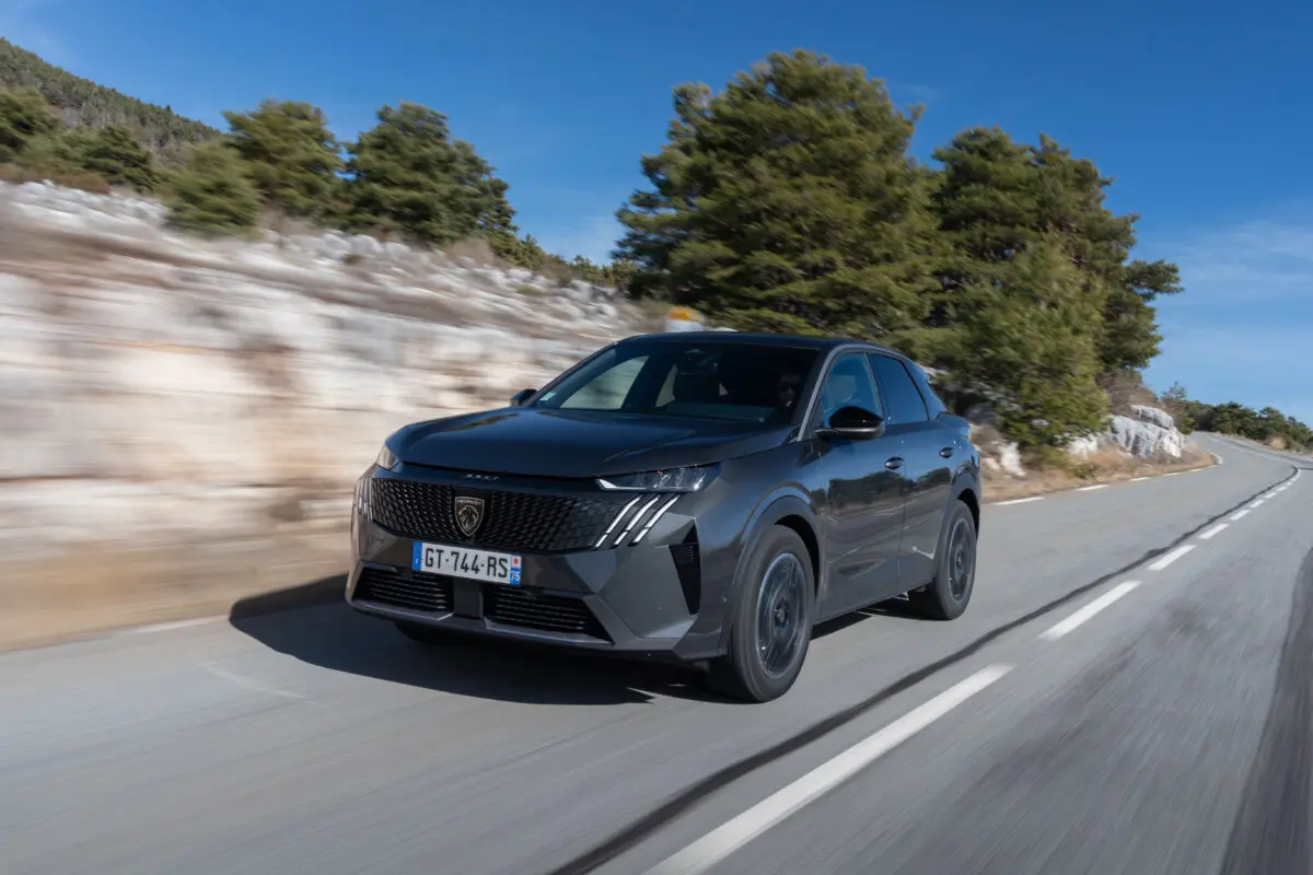 Третє покоління Peugeot 3008 дебютувало в новій модифікації з витратою пального менше 1 літра на «сотню»