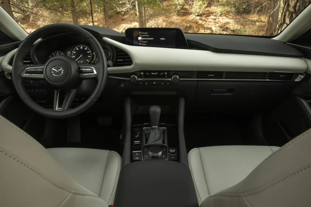 Оновлена Mazda 3 2025 року подешевшала: опубліковано ціни та комплектації популярної моделі