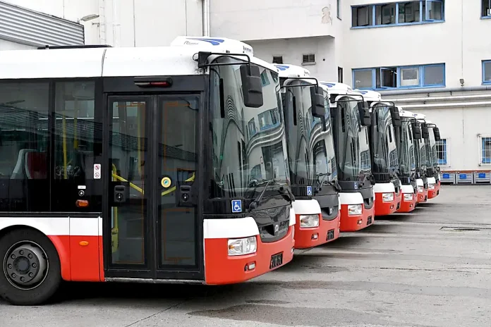 Миколаїв отримав сім сучаних 12-метрових автобусів від Праги