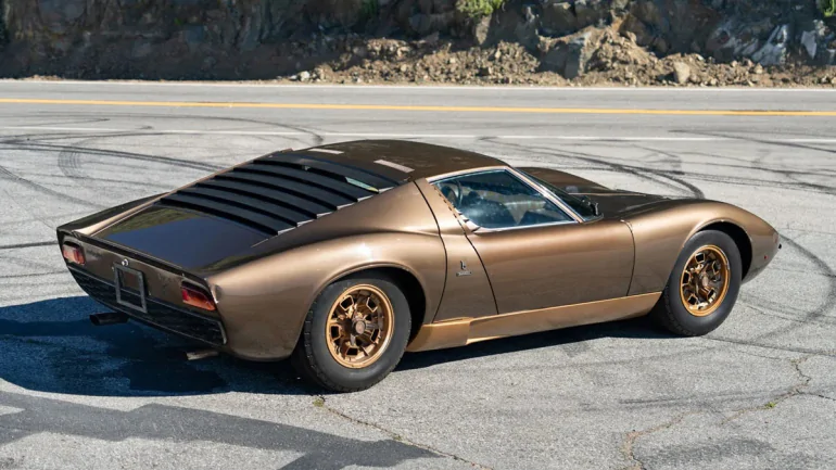 Розкішний суперкар Lamborghini Miura 40 років був частиною інтер’єру колекціонера з США