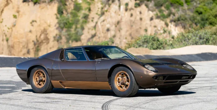 Розкішний суперкар Lamborghini Miura 40 років був частиною інтер’єру колекціонера з США