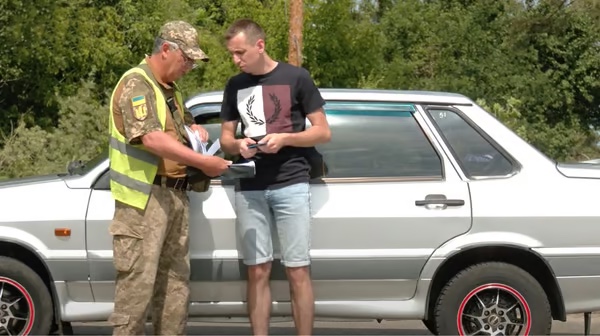 Українські водії мають готуватись до нової процедури перевірки документів навіть на АЗС