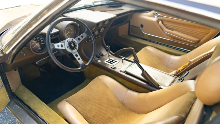 Розкішний суперкар Lamborghini Miura 40 років був частиною інтер’єру колекціонера з США