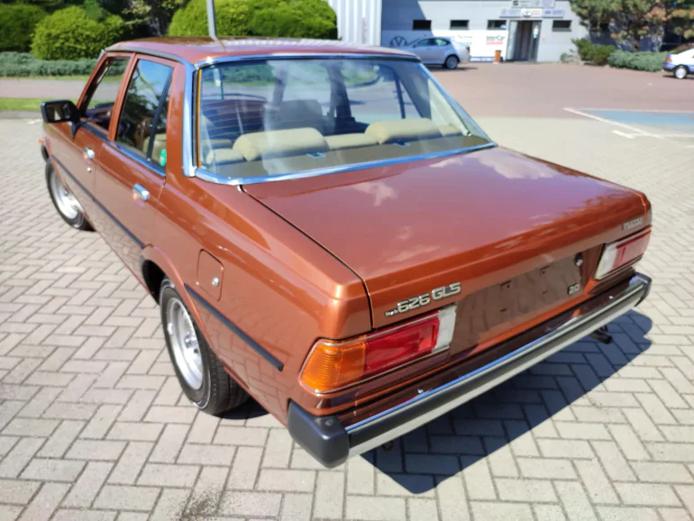 Новий 40-річний седан Mazda 626 без реєстрації знайшли в старому гаражі