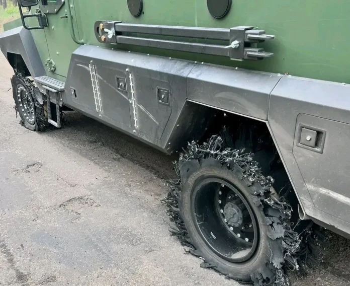 Український панцерник Senator з розірваним колесом доставив поранених військових завдяки технології Run-Flat