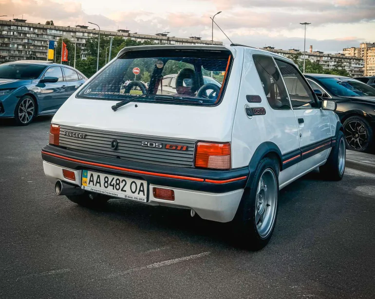 Заряджений 37-річний Peugeot 205 GTi помітили в Києві