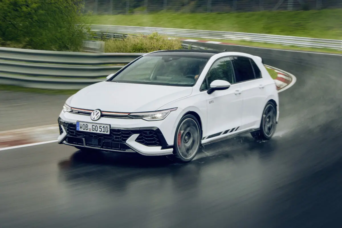 Слідом за Volkswagen Golf R розпочалися продажі версії GTI Clubsport із 300-сильним мотором: озвучено ціни
