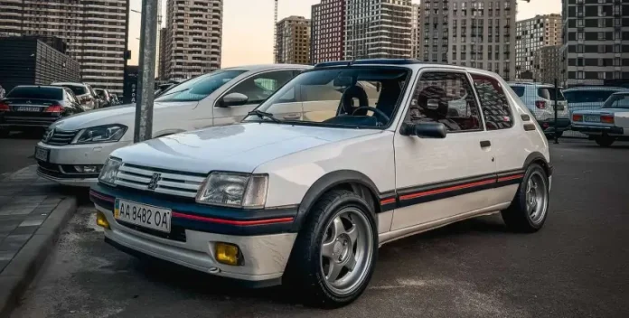 Заряджений 37-річний Peugeot 205 GTi помітили в Києві