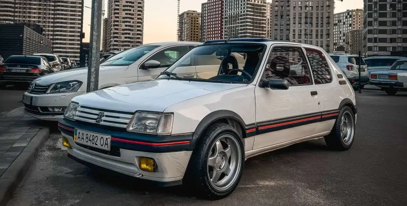 Заряджений 37-річний Peugeot 205 GTi помітили в Києві