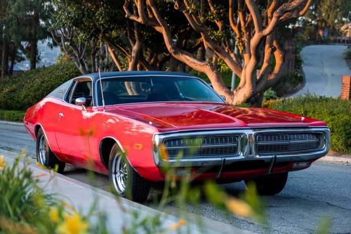 Не експлуатували понад 30 років: спортивне купе Dodge Charger SE 1972 року знайшли в покинутому гаражі
