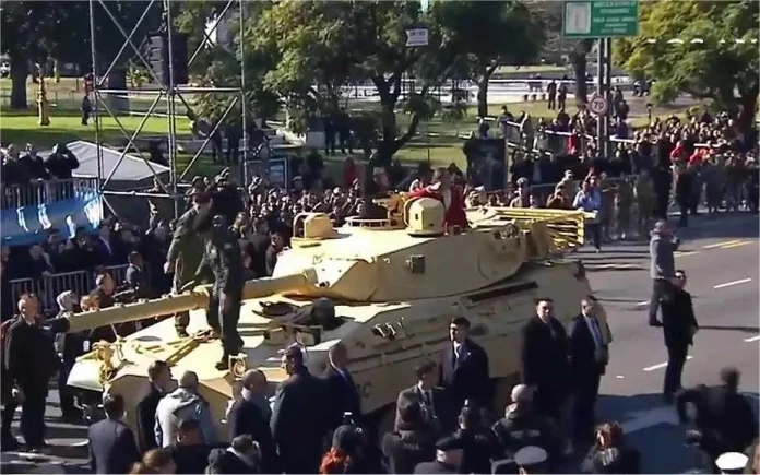 Віце-президент християнських націоналістів Вікторія Вільярруель приєдналася до параду до Дня незалежності 9 липня на борту нещодавно модернізованого основного бойового танка TAM 2CA2 аргентинського виробництва. (Джерело фото: X Social Media)
