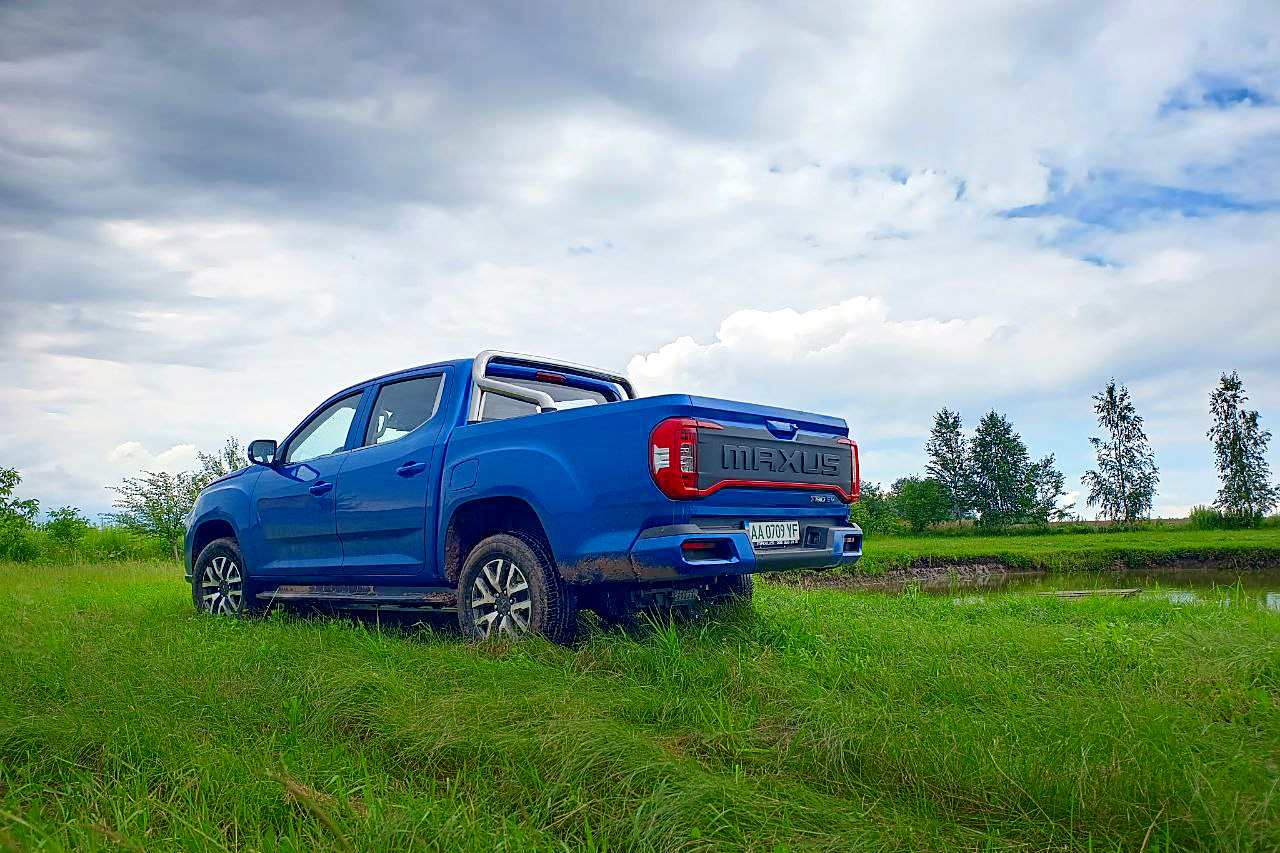 Новенький електричний пікап Maxus Т90 вперше в Україні та вже проїхався бездоріжжям