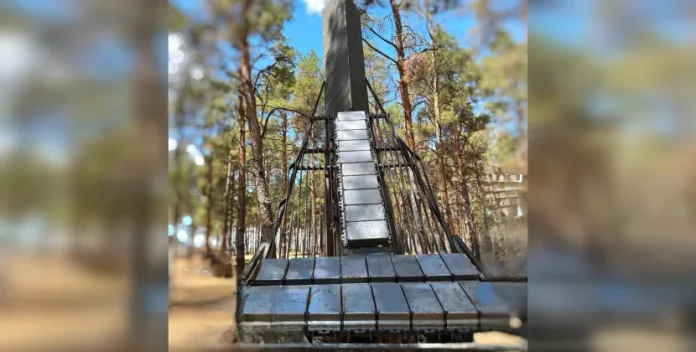 Російська гаубиця Д-30 з купою металу: як окупанти захищаються від 