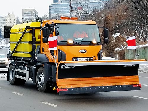 Спецтехніка, яка рятує асфальтне покриття столиці