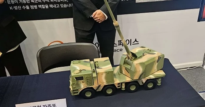 Нова колісна самохідна гаубиця Hanwha Aerospace 8x8 розроблена, щоб конкурувати з існуючими моделями, такими як RCH 155, французькі CAESAr MkI і MkII, ізраїльська ATMOS 2000 і колісна гаубиця Rheinmetall, яка інтегрує 155-мм гармату L52 з платформою HX3 10x10. (Джерело зображення: Кім Мін Сок)