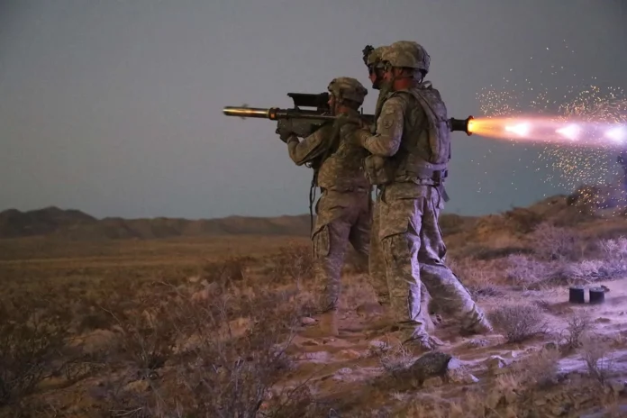 FIM-92 Stinger - це переносна ракета класу «земля-повітря», призначена для використання одним оператором. (Джерело зображення: Міністерство оборони США)