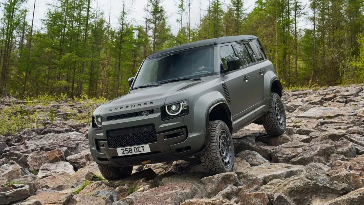 Представлено новий Land Rover Defender Octa - найпотужніший варіант за всю історію моделі з поліпшеною прохідністю