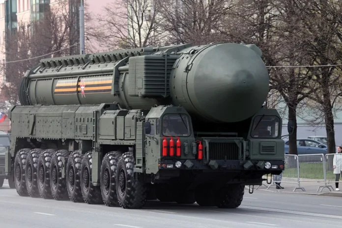 РС-24 «Ярс» — це триступенева твердопаливна ракета, яка, як повідомляється, несе корисне навантаження з трьох спускових апаратів (RV) і засобів проникнення