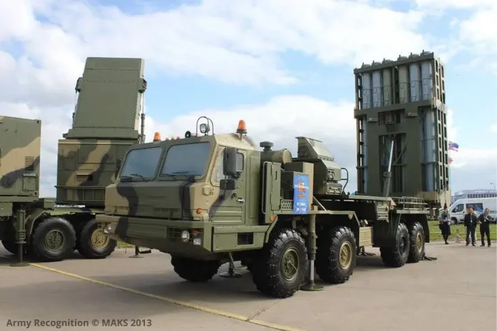 С-350 здатний вражати як аеродинамічні, так і балістичні цілі, використовуючи передову сімейство ракет 9М96, спочатку розроблену для системи С-400 (Джерело зображення: Army Recognition)