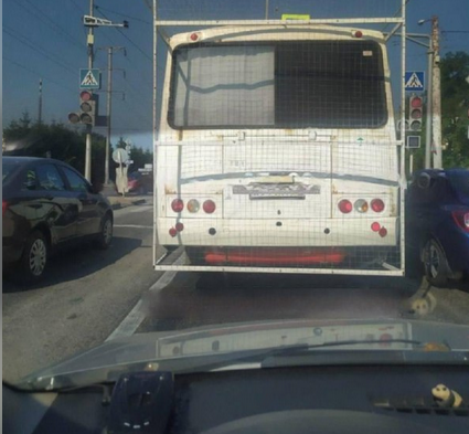 Росіяни почали обвішувати автобуси антидроновими сітками