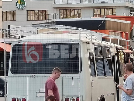 Росіяни почали обвішувати автобуси антидроновими сітками