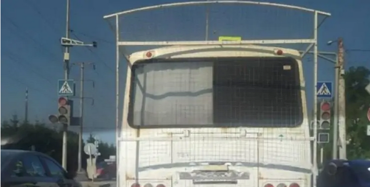 Росіяни почали обвішувати автобуси антидроновими сітками