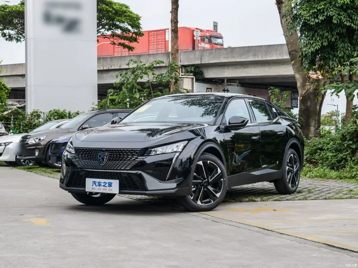175 к.с., класичний "автомат" і три екрани в салоні: новий Peugeot 408X представлять 12 липня