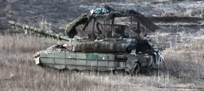 Покинутий Т-90М із системою перешкод для безпілотників на верхній частині вежі. Джерело: Telegram