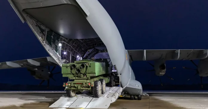 Місія HIRAIN (HIMARS Rapid Infiltration) передбачає розгортання високомобільних артилерійських ракетних систем M142 (HIMARS) за допомогою таких літаків, як A400M, для транспортування їх у стратегічні місця. (Джерело фото: ВПС Бельгії)