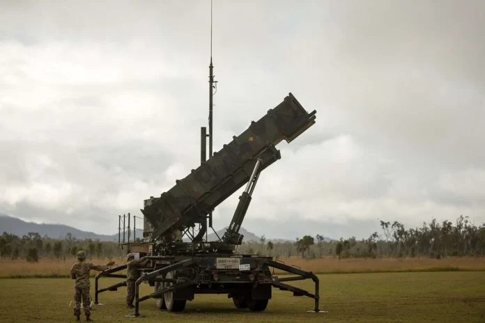 Оператори Army Patriot, піднімають стартову станцію MIM-104 Patriot 14 липня 2021 року в Кемп-Гроул у Квінсленді. (Джерело зображення: Міністерство оборони США)
