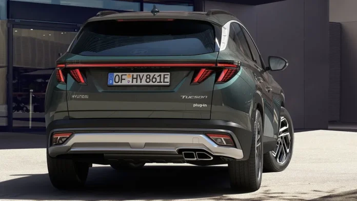 На європейський ринок вийшов гібридний Hyundai Tucson 2024 року в нових виконаннях. Тепер цей варіант корейської моделі продають за нижчою ціною. Автомобіль подешевшав тільки тому, що його запропонували в передньопривідному виконанні. Таку версію Tucson в Європі оцінили в 42575 євро. Жодних додаткових змін у конфігурацію кросовера Hyundai не вносив. Корейська модель, як і раніше, комплектується 1,6-літровим двигуном із турбонаддувом, який поєднується з компактним електромотором. Їхня сукупна віддача досягає 252 к.с. при крутному моменті в 304 Н*м (фото: Hyundai). Гібридна установка доповнюється 6-ступінчастою автоматичною КПП і 13,8-кіловатним акумулятором, який забезпечує запас ходу на електротязі в 63 кілометри. Кросовер у передньопривідному виконанні запропонований із трьома комплектаціями. У стартовій версії передбачаються світлодіодна оптика, 12,3-дюймовий сенсорний екран, камера заднього виду, круїз з обмежувачем швидкості, активний помічник при зміні смуги, індикатори контролю тиску в колесах, безключовий доступ та інші опції. У міру подорожчання комплектацій автомобіль набуває цифрову панель приладів на 12,3 дюйма, електропривод задніх дверей з автоматичним відчиненням, адаптивну систему утримання швидкості, преміальну акустику, панорамне засклення, моніторинг «мертвих» зон, підігрів керма і всіх сидінь.