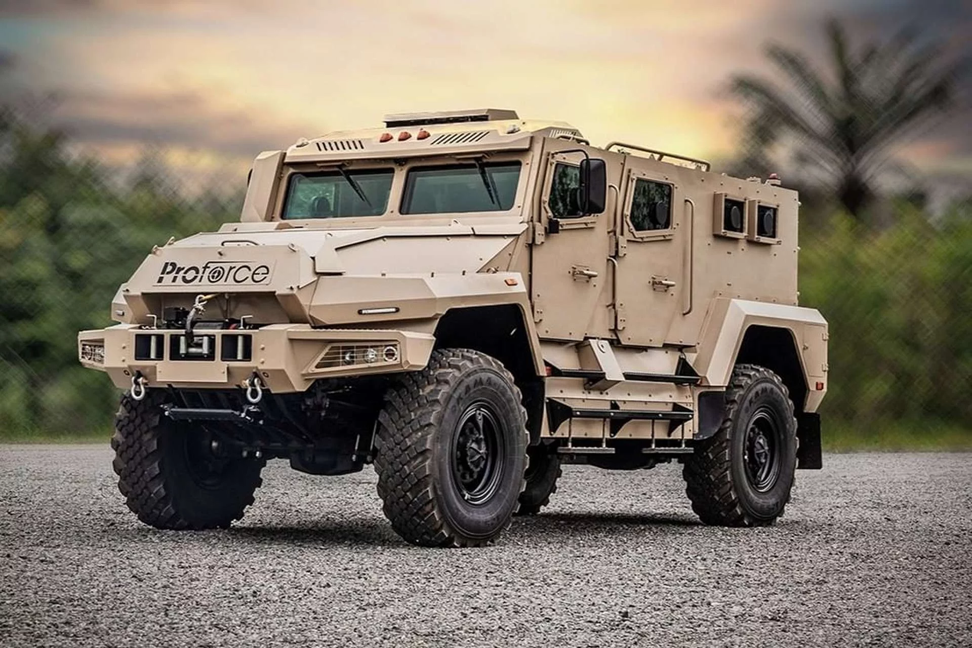 Завдяки повній масі транспортного засобу (GVW) 15 тонн і рівню захисту 3a/3b відповідно до стандартів STANAG 4569 PF Hulk може перевозити до 10 осіб. (Джерело фото: Proforce)