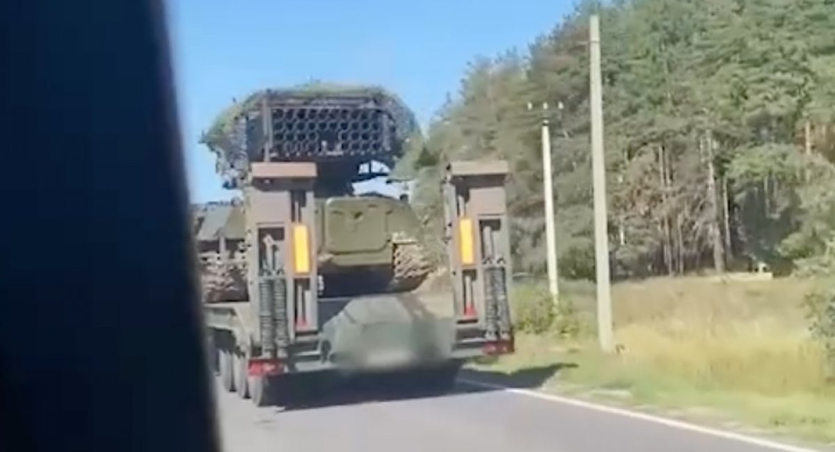 Окупанти перекидають на Курщину стару техніку: на фото засвітилась гусенична РСЗВ 70-х років