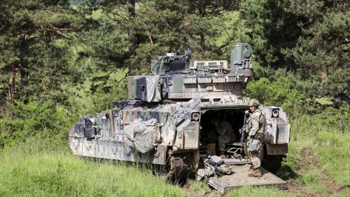 БМП М2 Bradley отримали захисні екрани від «Метінвест»