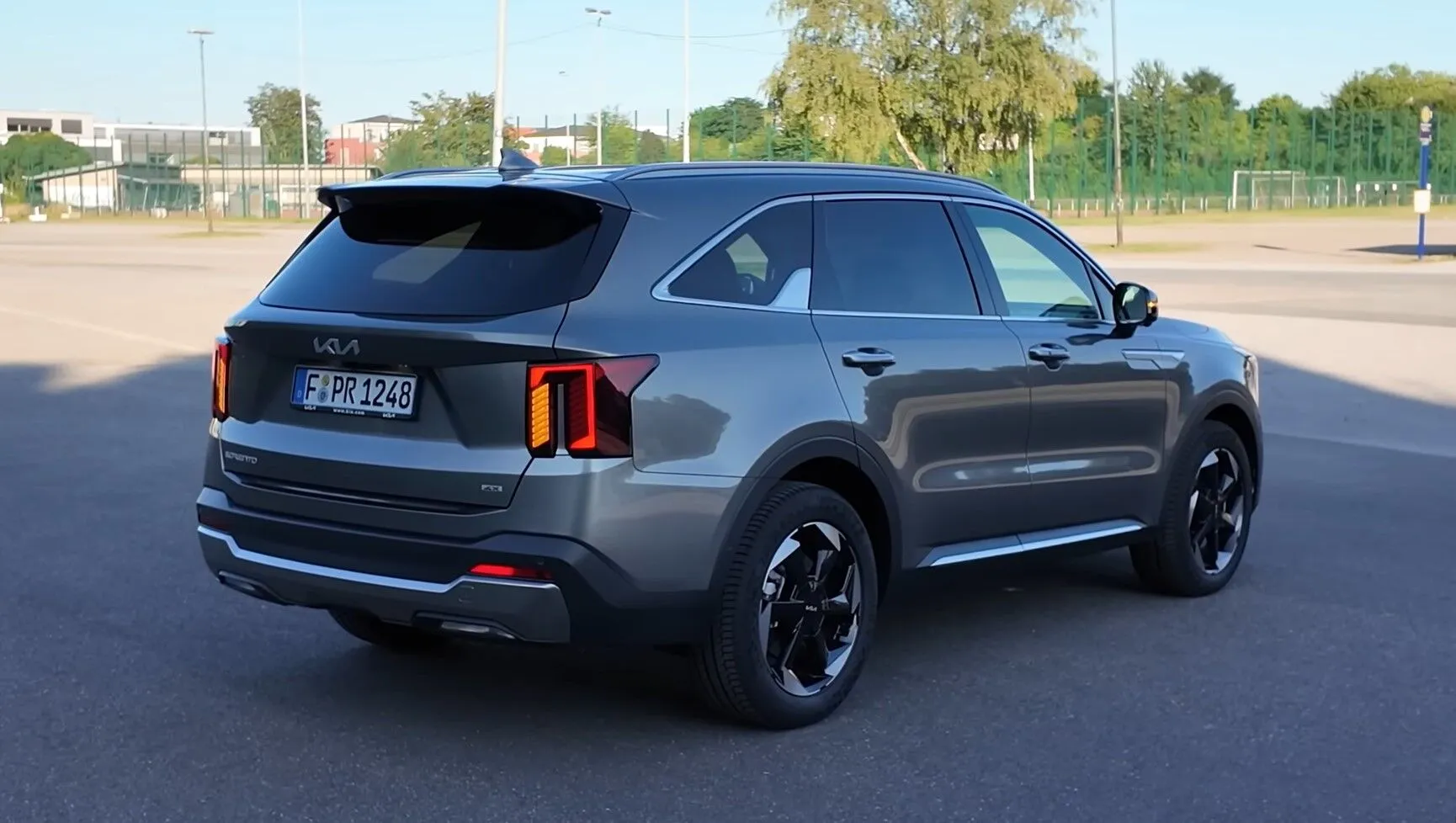 Новітній сімейний кросовер Kia показано в деталях