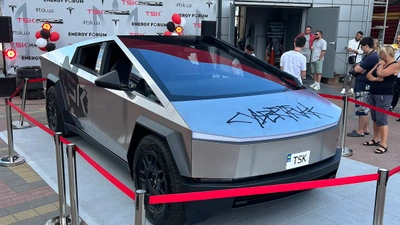 Перший електричний пікап Tesla Cybetruck вже в Україні: клієнтам обіцяють знижки
