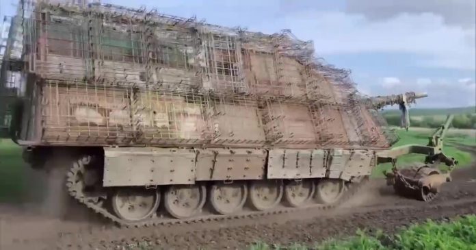 Підбитий танк перетворили в ерзац-бронетранспортер: росіяни фантазують в польових умовах