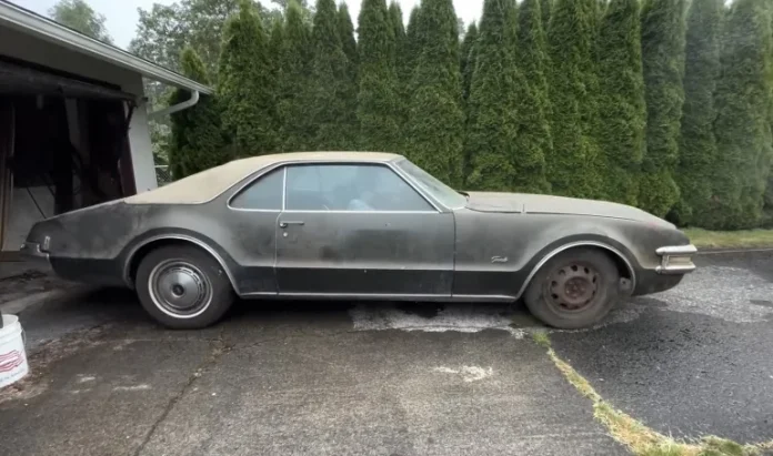 Раритетний Toronado 70-х років завівся та проїхався містом після 40 років в гаражі