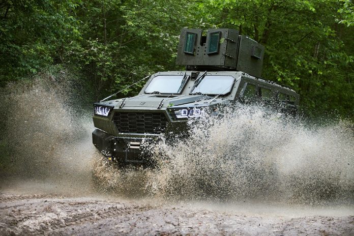 Нова українська БМП Inguar проїхалась лісом Луганщини