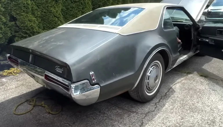 Раритетний Toronado 70-х років завівся та проїхався містом після 40 років в гаражі 