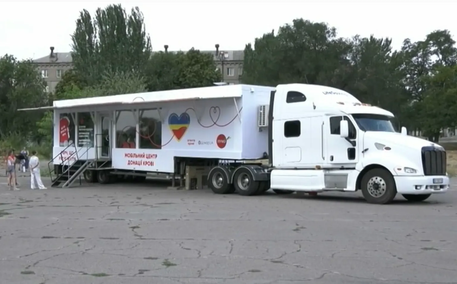 Тягач Peterbilt переобладнали під лабораторію для здачі крові 