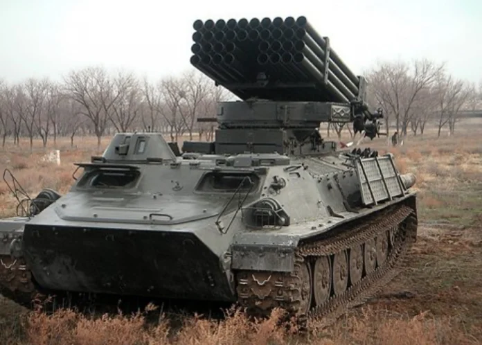 Окупанти перекидають на Курщину стару техніку: на фото засвітилась гусенична РСЗВ 70-х років