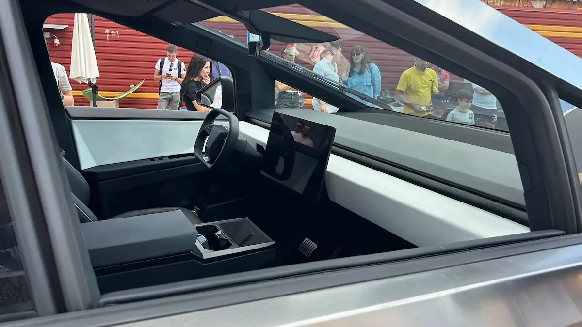 Перший електричний пікап Tesla Cybetruck вже в Україні: клієнтам обіцяють знижки
