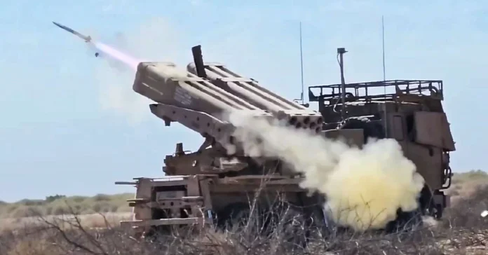 Ізраїльська реактивна система залпового вогню (РСЗВ) LAR-160 розроблена для встановлення на різних шасі, таких як шасі німецької вантажівки Mercedes у поєднанні з ракетами FAMAE, які використовуються чилійськими військовими. (Джерело фото: Міноборони Чилі)