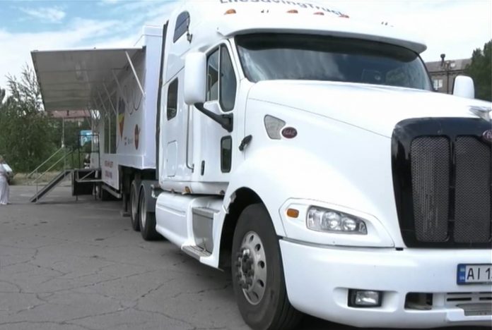 Тягач Peterbilt переобладнали під лабораторію для здачі крові