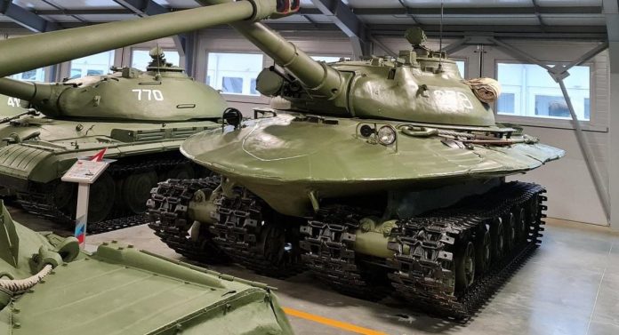 Росіяни обкатали музейний танк «Объект 279» та пофарбували його в рожевий: відео