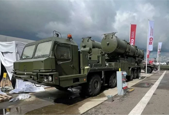 Нова російська вантажівка С-500 «Прометей ТЕЛ» (Transporter Erector Launcher) вперше представлена ​​публіці на оборонній виставці «Армія-2024»