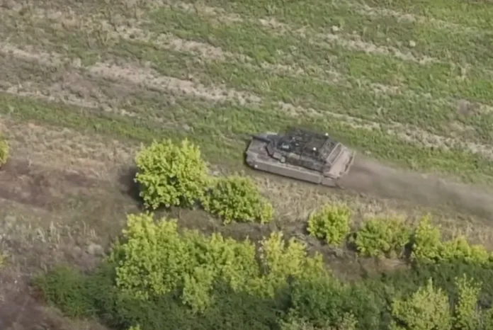 Модернізований український Abrams знищує російські війська високоточними пострілами